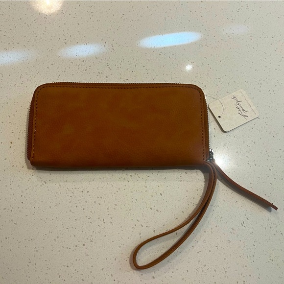 🆕 Free People | Distressed Vegan Wallet / Wristlet in Brown Vegan Leather - Picture 7 of 9